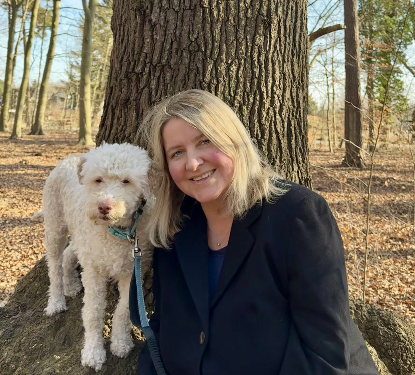 Tanja Brion mit Chiara im Wald